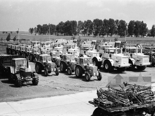 THM-BJ-03866 - Szekszárdi AGROKER telep mezőgazdasági munkagépekkel az 1980-as években 