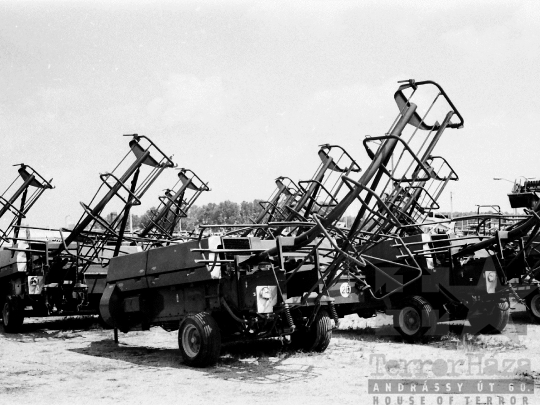 THM-BJ-03867 - Szekszárdi AGROKER telep mezőgazdasági munkagépekkel az 1980-as években 