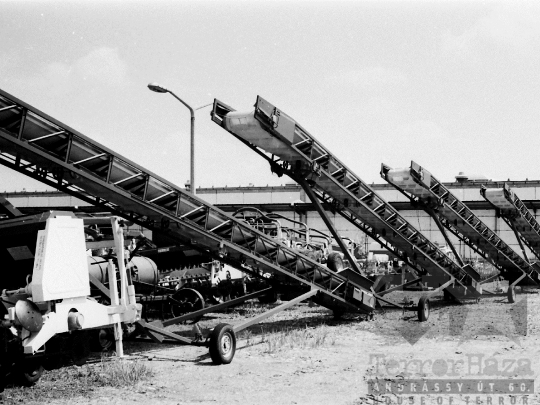 THM-BJ-03868 - Szekszárdi AGROKER telep mezőgazdasági munkagépekkel az 1980-as években 