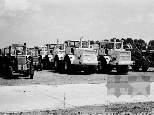 THM-BJ-03875 - Szekszárdi AGROKER telep mezőgazdasági munkagépekkel az 1980-as években