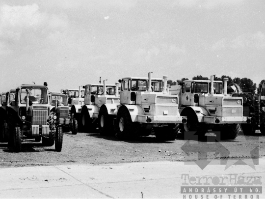 THM-BJ-03876 - Szekszárdi AGROKER telep mezőgazdasági munkagépekkel az 1980-as években