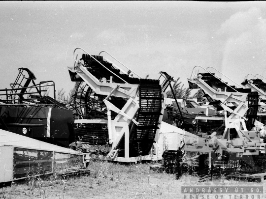 THM-BJ-03877 - Szekszárdi AGROKER telep mezőgazdasági munkagépekkel az 1980-as években