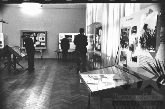 THM-BJ-10224a - November 7-i kiállítás a szekszárdi múzeumban az 1960-as években